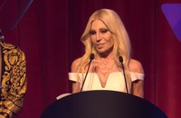 Watch: Donatella Versace wird mit Attitude Icon Award geehrt