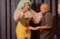 Watch: Drag Queen erhält Besuch von ihrem Vater... auf der Bühne