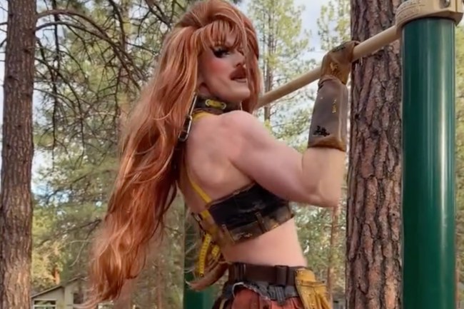 Watch: Drag Queen schlägt den queerfeindlichen US-Kriegsminister Hegseth mit Klimmzügen