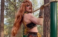 Watch: Drag Queen schlägt den queerfeindlichen US-Kriegsminister Hegseth mit Klimmzügen