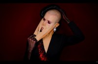 Watch: Drag Queen täuschte radikale Schönheitsoperationen vor