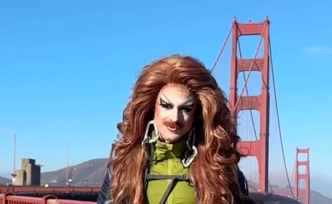 Watch: Drag Queen wandert 160 Kilometer und sammelt über 1 Million Dollar