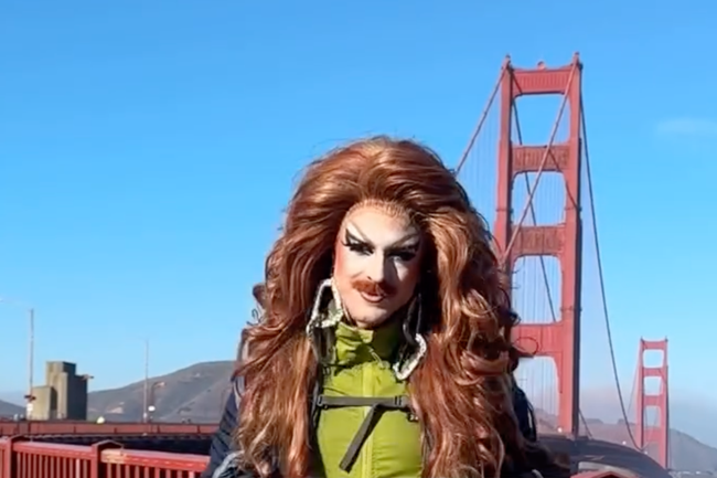 Watch: Drag Queen wandert 160 Kilometer und sammelt über 1 Million Dollar