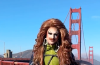 Watch: Drag Queen wandert 160 Kilometer und sammelt über 1 Million Dollar