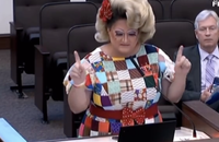 Watch: Drag Queen wehrt sich in Florida gegen Anti-Drag-Gesetz