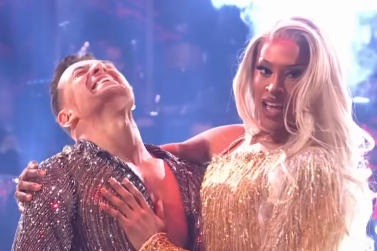 Watch: Drag Race-Star schreibt Herstory und gewinnt Strictly Come Dancing