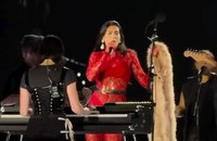 Watch: Dua Lipa covert italienische LGBTI+ Ikone während Milano Gig