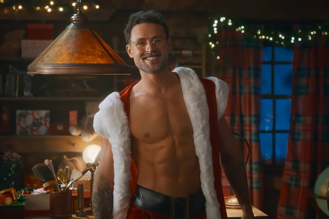 Watch: Dylan Efron spielt den sexy Weihnachtsmann