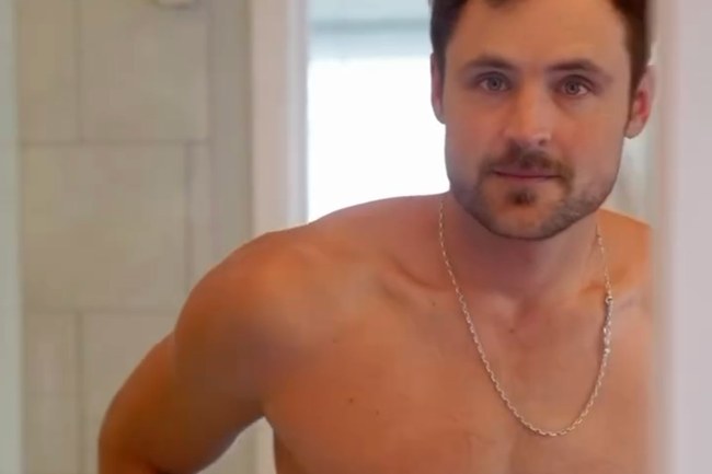 Watch: Dylan Efron stand für eine neue Werbekampagne unter der Dusche...