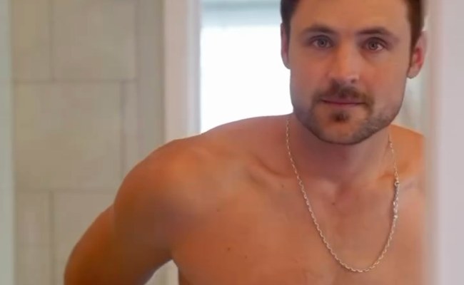 Watch: Dylan Efron stand für eine neue Werbekampagne unter der Dusche...