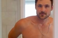 Watch: Dylan Efron stand für eine neue Werbekampagne unter der Dusche...