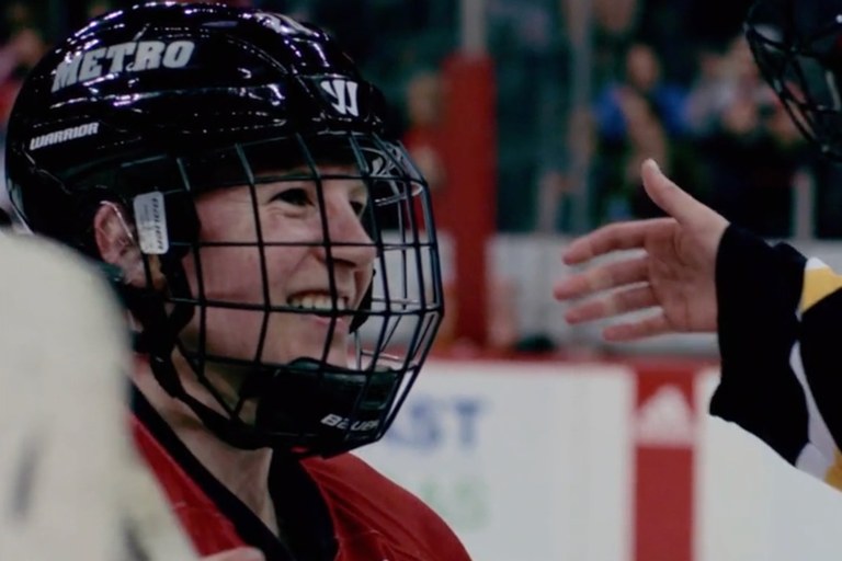 Watch: Ehemaliger Eishockey-Profi will Kurzfilm über sein Leben drehen