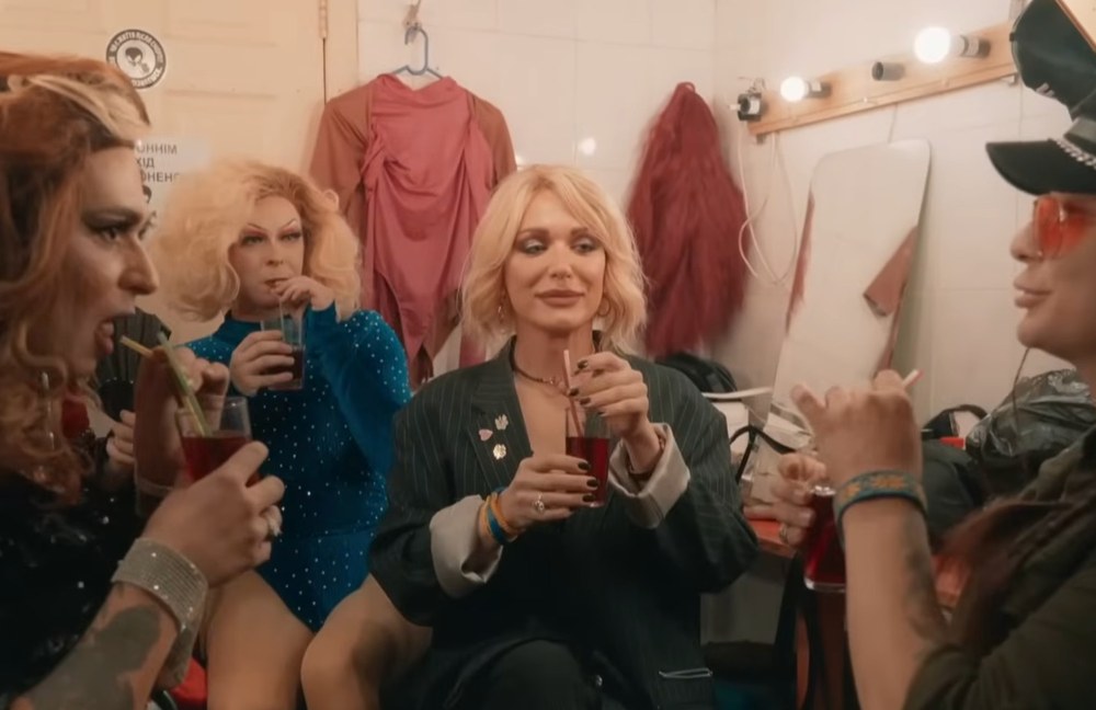 Watch: Ein intimer Einblick in die Queer Community der Ukraine