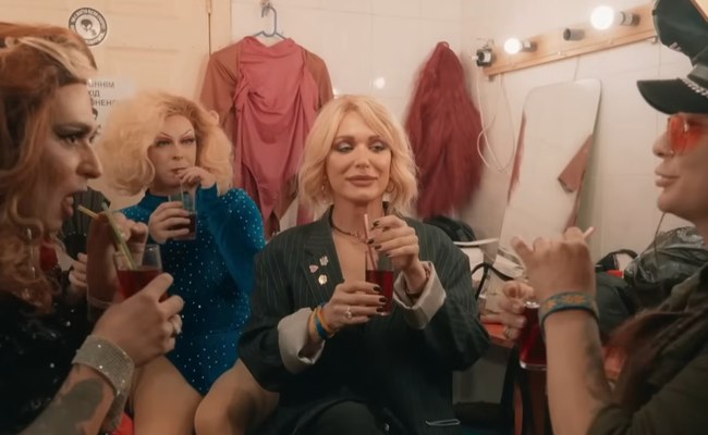 Watch: Ein intimer Einblick in die Queer Community der Ukraine