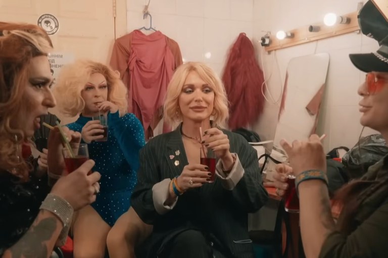 Watch: Ein intimer Einblick in die Queer Community der Ukraine