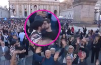 Watch: Ein Kuss auf dem Petersplatz geht derzeit viral