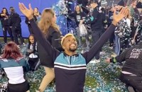 Watch: Ein Male Cheerleader ist beim Super Bowl LIX mit dabei