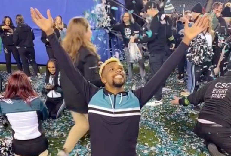 Watch: Ein Male Cheerleader ist beim Super Bowl LIX mit dabei