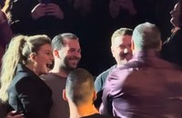 Watch: Ein schwules Paar heiratet direkt während Kelly Clarkson-Konzert