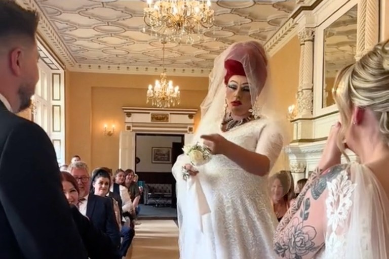 Watch: Eine Hochzeit, ein Brautpaar, eine Drag Queen und etwas Eifersucht...