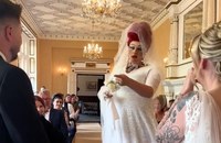 Watch: Eine Hochzeit, ein Brautpaar, eine Drag Queen und etwas Eifersucht...