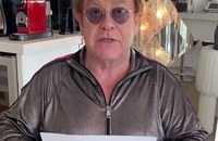 Watch: Elton John Aids Foundation spendet 1 Million gegen Corona
