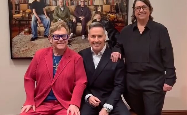 Watch: Elton John & David Furnish zeigen ihre Söhne