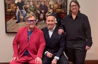 Watch: Elton John & David Furnish zeigen ihre Söhne