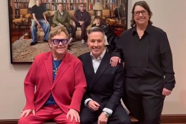 Watch: Elton John & David Furnish zeigen ihre Söhne