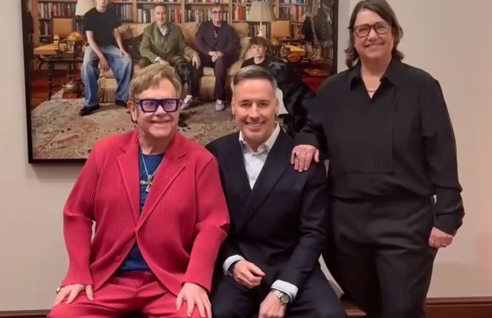 Watch: Elton John & David Furnish zeigen ihre Söhne