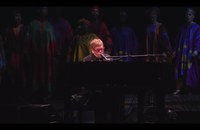 Watch: Elton John performt zum 20igsten Lion King Jubiläum