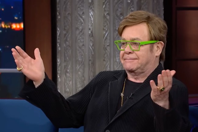 Watch: Elton John schaute bei Stephen Colbert vorbei