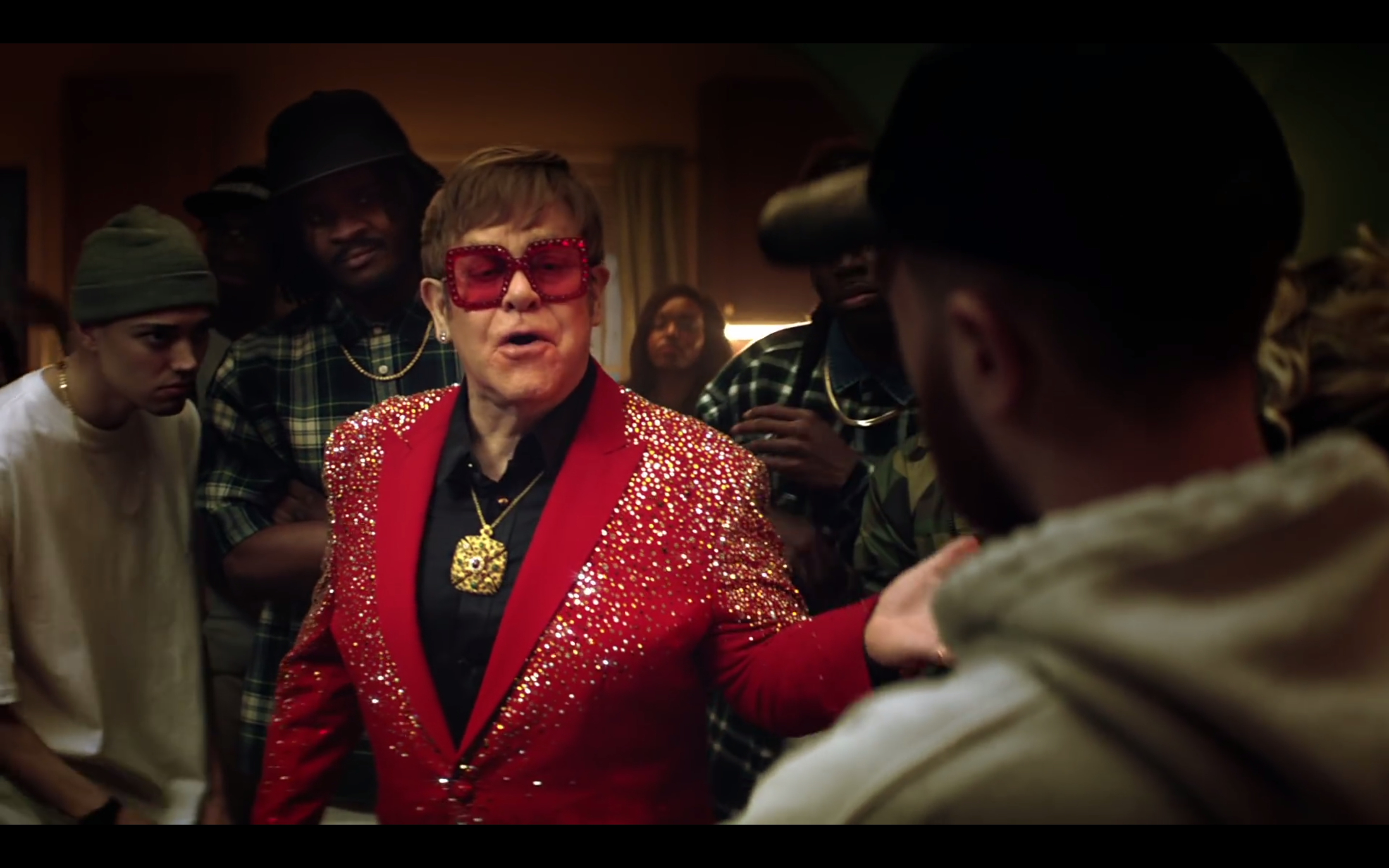 Watch: Elton Johns Snickers Rap Battle — GAY.CH . Alles bleibt anders!3360 x 2100