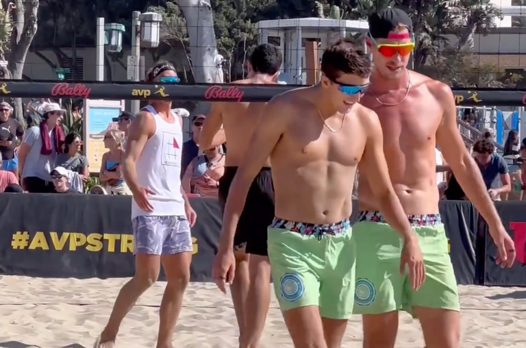 Watch: Erst waren sie ein Profi-Beachvolleyball-Team, nun sind sie ein Paar