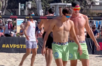 Watch: Erst waren sie ein Profi-Beachvolleyball-Team, nun sind sie ein Paar