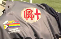 Watch: Erste italienische Profi-Fussballmannschaft trägt Pride-Trikot