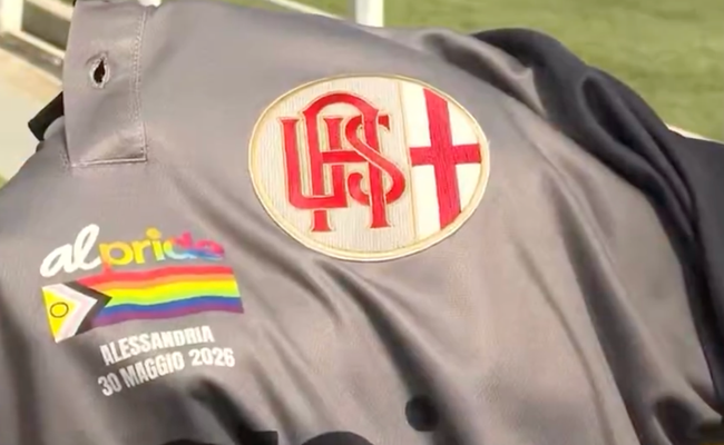 Watch: Erste italienische Profi-Fussballmannschaft trägt Pride-Trikot