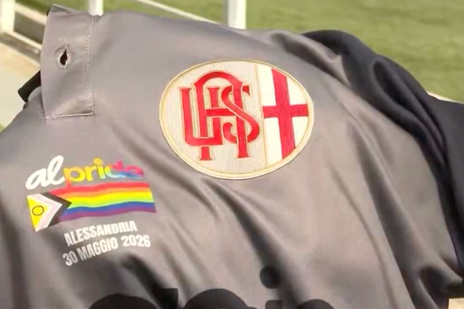 Watch: Erste italienische Profi-Fussballmannschaft trägt Pride-Trikot