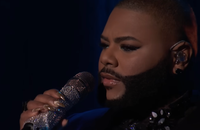 Watch: Erste offen queere Person gewinnt The Voice USA