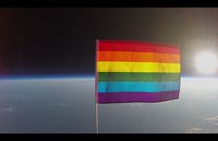 Watch: Erste Rainbow Flag im All