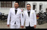Watch: Erstes Gay Paar heiratet in Kolumbien