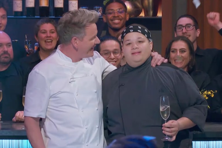 Watch: Erstmals gewinnt ein queerer Koch Gordon Ramseys TV-Show Hell's Kitchen