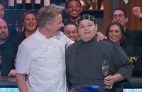 Watch: Erstmals gewinnt ein queerer Koch Gordon Ramseys TV-Show Hell's Kitchen