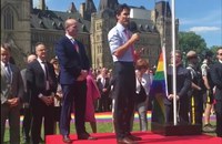 Watch: Erstmals weht Regenbogenfahne beim kanadischen Parlament