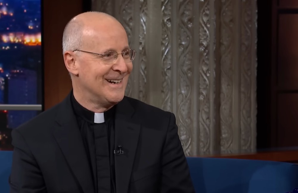 Watch: Father James Martin spricht über die Haltung des Papstes gegenüber LGBTI+ Themen