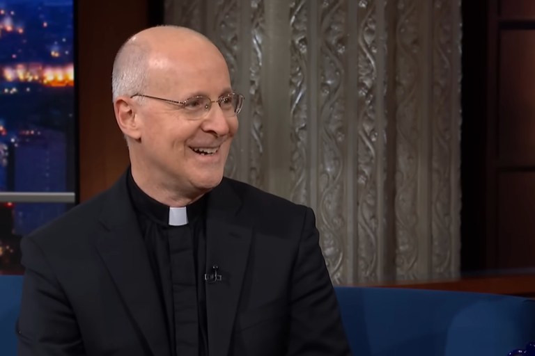 Watch: Father James Martin spricht über die Haltung des Papstes gegenüber LGBTI+ Themen