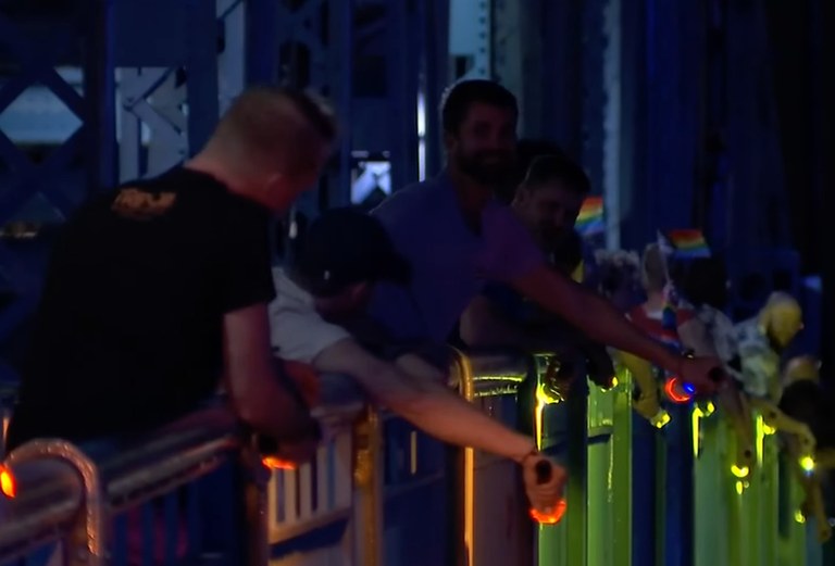 Watch: Floridas Community erleuchtet Brücke mit Taschenlampen in den Regenbogenfarben