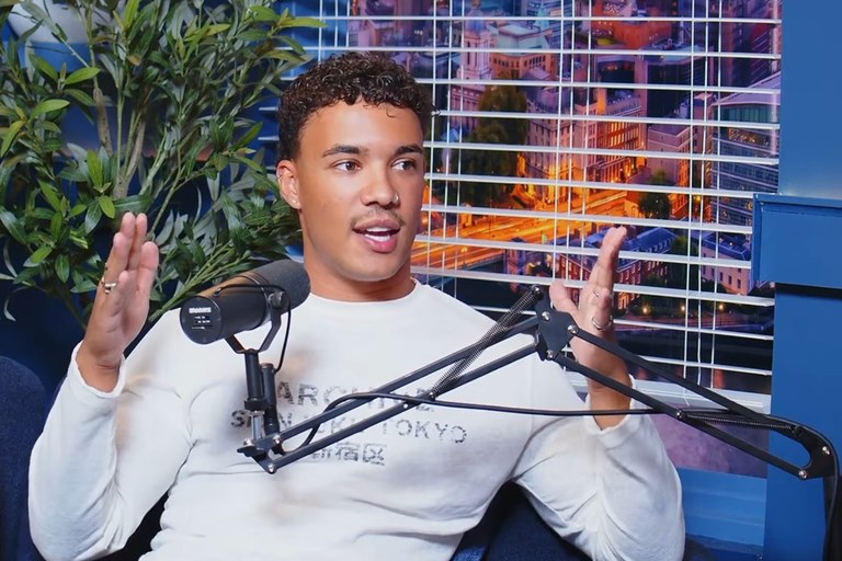 Watch: Freddie Fraser über sein Coming Out und Hard Launching the Boyfriend