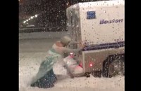 Watch: Frozen-Drag Queen befreit ein Polizeiauto aus dem Schnee