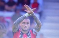 Watch: Fussballer verurteilt queerfeindliche Sprechchöre der eigenen Fans